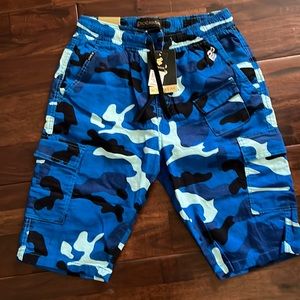 Mens Large cargo camo shorts.